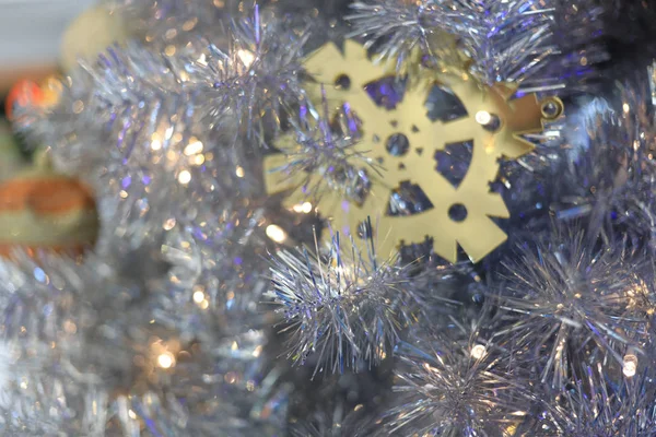Die Weihnachtsdekoration. Feiertagsdekoration isolierter Baum — Stockfoto