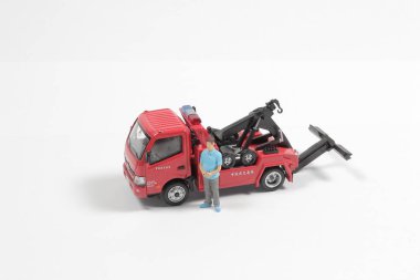 Mini işçiler motor tamircisi olarak çalışıyorlar.