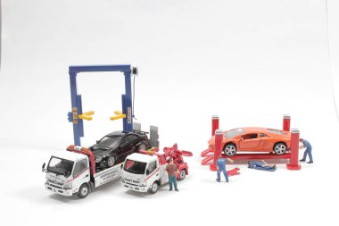 Mini işçiler motor tamircisi olarak çalışıyorlar.