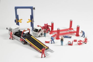 Mini işçiler motor tamircisi olarak çalışıyorlar.