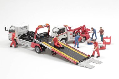 Mini işçiler motor tamircisi olarak çalışıyorlar.