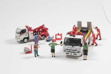 Mini işçiler motor tamircisi olarak çalışıyorlar.