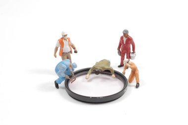 Mini figür filtreyi temizler, insanlar konsepti çalışır..