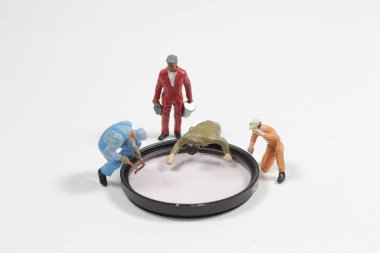 Mini figür filtreyi temizler, insanlar konsepti çalışır..