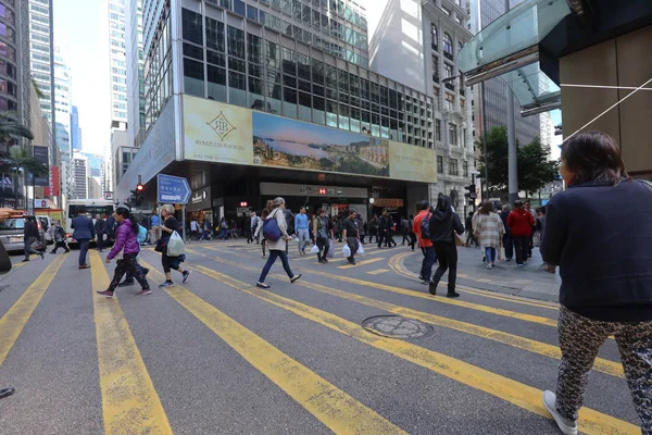 9 dic 2019 Los peatones en travesía en la calle a través de Central Di — Foto de Stock