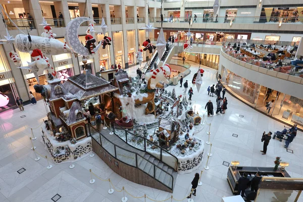 9 декабря 2019 года интерьер торгового центра Landmark. Ориентир , — стоковое фото