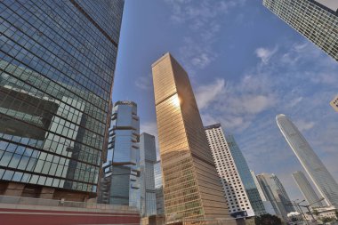 9 Aralık 2019 'da reklamda Queensway' in yoğun şehir trafiğine bakın.