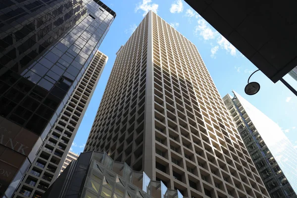 9 декабря 2019 Тонизированное изображение современных офисных зданий в центре Хона — стоковое фото