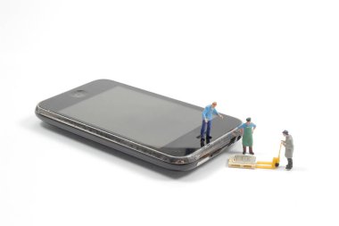 Sim kartı hareket ettir. Mini figür sim kartı oynatıyor