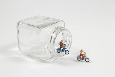 Şişeden bisiklete binmek eğlenceli.