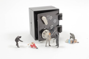 Kasalı bir figür hırsızı.. 