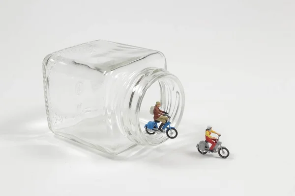 Веселая фигурка на велосипеде из бутылки — стоковое фото