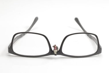 Mini figürlü Yaşlı Adam Oyuncak Siyah Plastik Göz 'de oturuyor ve okuyor