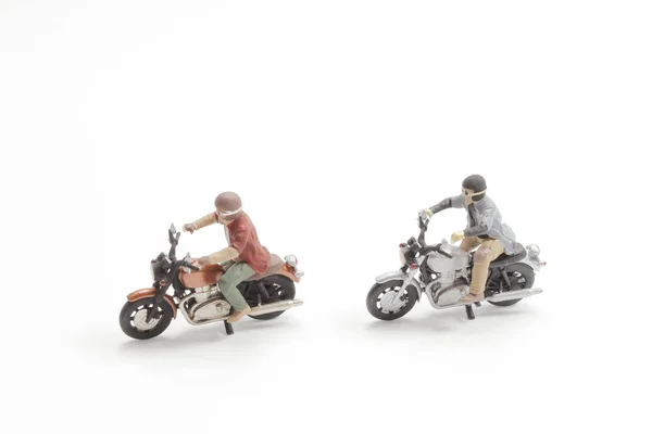 Close-up de dois viajante miniatura figura passeio de motocicleta — Fotografia de Stock