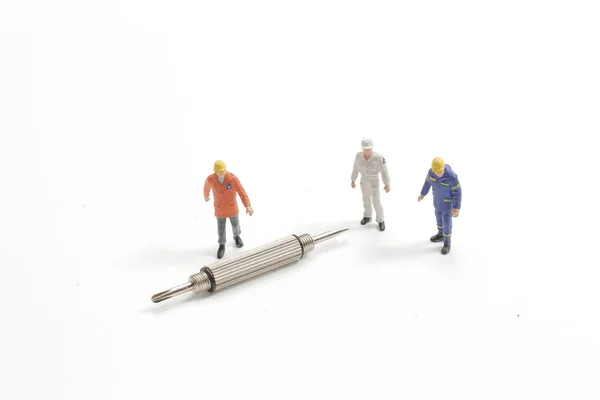 Mini ludzie pracownik gospodarstwa narzędzia na białym tle ziemi — Zdjęcie stockowe