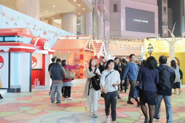 23 Aralık 2019 Causeway Bay, Hong Kong 'da işlek caddeler. 