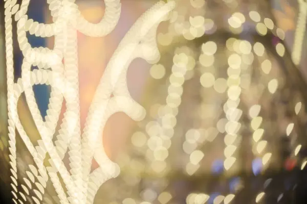 23 dic 2019 un fondo navideño con luces bokeh encendidas — Foto de Stock