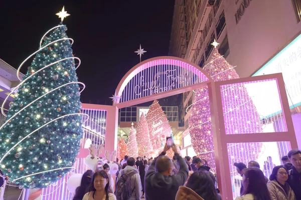 27 dec 2019 Toeristen bezoeken winkelcentrum Harbour City. Haven C — Stockfoto