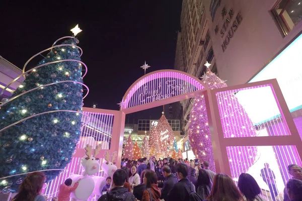 27 dec 2019 Toeristen bezoeken winkelcentrum Harbour City. Haven C — Stockfoto