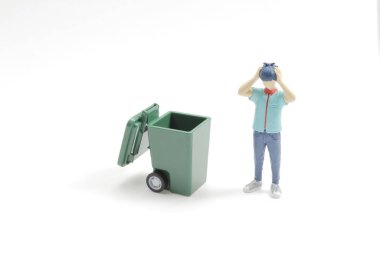 Stresli görünerek çöpü dışarı çıkarmayı düşün. 