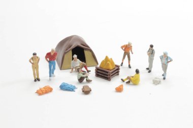 Mini insanlar ya da sırt çantalı gezginler, arka plan trolü olarak kullanılıyor