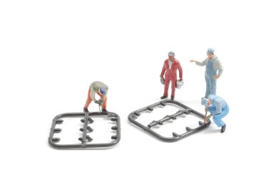 Mini İşçiler devre modelini beyazda onarıyor