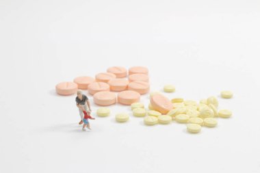 Mini fiugres Anne eli çocukları engelliyor