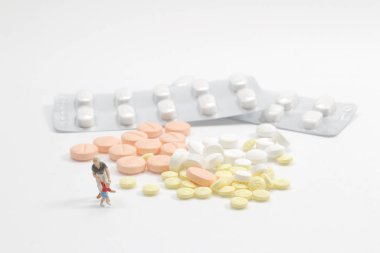 Mini fiugres Anne eli çocukları engelliyor