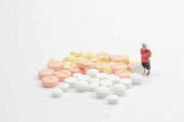 İlaç haplarının yaşlı adam yüzü.