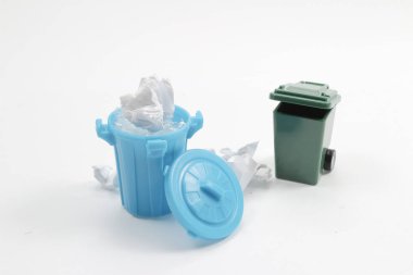 Çöp yığınının yanındaki kafaya yapışan figür temizliği.