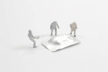 Mini işçilerin eğlencesi ilaç şişesi üzerinde çalışıyor..