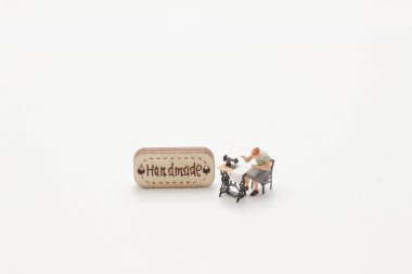 El yapımı panoyla eğlenceli bir figür. 