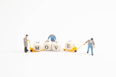 E bloğunu tamamlamak için forklift kullanan işçiler