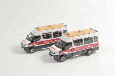 Gemide bir grup polis arabası var.