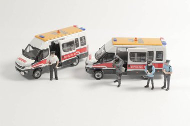 Bir grup polis aracın içinde olduğunu söylüyor.