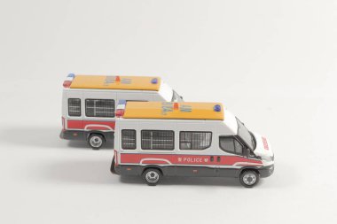 Bir grup polis aracın içinde olduğunu söylüyor.