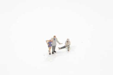 Mini figür ihtiyacı olan evsiz adama para veriyor.