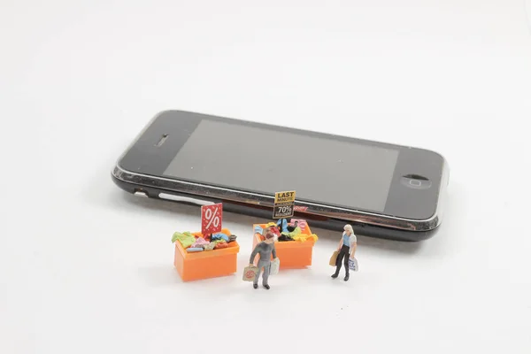 La cifra mini di shopping su telefonino intelligente — Foto Stock