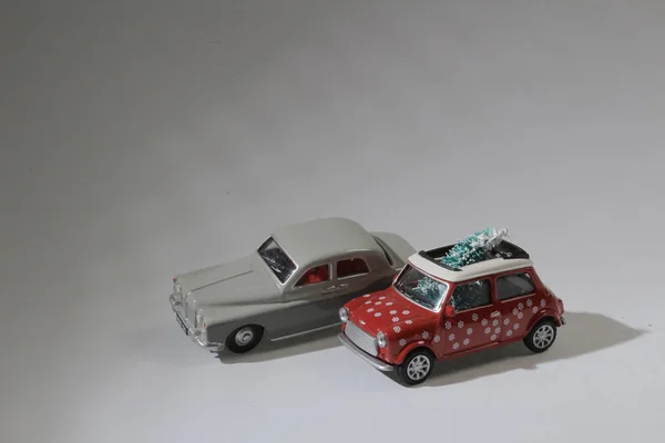 De schaal van speelgoedauto 's op het bord — Stockfoto