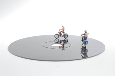 Beyaz tahtada Mini Figür Motorsiklet Sürüşü