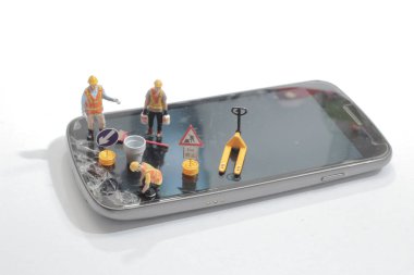 Bağlantı için şarj prizi ya da kablosu olan akıllı telefon figürü.