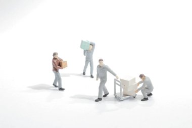 Dolu kutuları olan çağdaş işçilerin mini işçileri