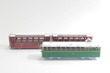 Hong Kogn Tepesi 'nin beyaz arka plandaki tramvayı. 