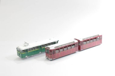 Hong Kogn Tepesi 'nin beyaz arka plandaki tramvayı. 