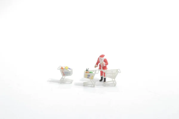 Una mini figura de Santa hombre sosteniendo carro de la compra . — Foto de Stock