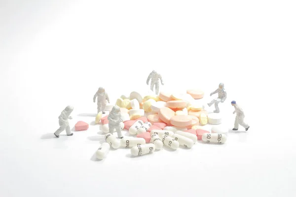 Una mini figura concepto salud emergen con pastillas — Foto de Stock