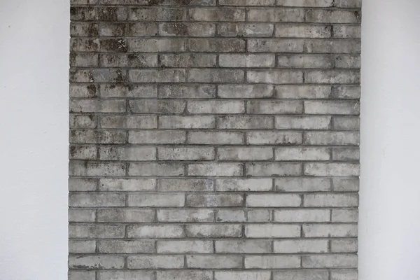 Белая кирпичная стена в парке на улице — стоковое фото