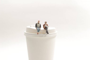 Bir grup küçük insan oturup bekliyor.