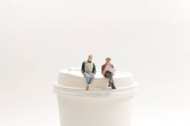 Bir grup küçük insan oturup bekliyor.