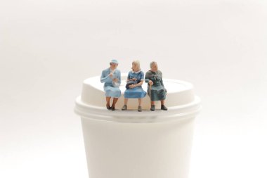 Bir grup küçük insan oturup bekliyor.